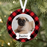 Red Buffalo Pset Puppy Dog Foto Ornament<br><div class="desc">Pas dit feestelijke rode en zwarte buffelvormgeving aan met een foto van uw puppy dog met hun voornaam op de naamplaat van het hondenbotmonogram. Een geweldig cadeautje voor hondenliefhebbers,  om het eerste kerstfeest van een puppy te vieren of om de herinnering aan een geliefde familielid te koesteren.</div>