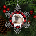 Red Buffalo Pset Puppy Dog Foto Tin Sneeuwvlok Ornament<br><div class="desc">Pas dit feestelijke rode en zwarte buffelvormgeving aan met een foto van uw puppy dog met hun voornaam op de naamplaat van het hondenbotmonogram. Een geweldig cadeautje voor hondenliefhebbers,  om het eerste kerstfeest van een puppy te vieren of om de herinnering aan een geliefde familielid te koesteren.</div>
