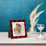 Red Buffalo spelden en persoonlijke naam en foto Fotoplaat<br><div class="desc">Stap in de wereld van tijdloze stijl met onze Classic Red Buffalo Plaid gepersonaliseerde producten op Zazzle! Of u nu een vleugje rustieke charme aan uw leven wilt toevoegen of op zoek bent naar het perfecte cadeau, ons collectie heeft voor elk wat wils. Ontdek de blijvende charme van Red Buffalo...</div>