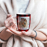 Red Buffalo spelden en persoonlijke naam en foto Latte Mok<br><div class="desc">Stap in de wereld van tijdloze stijl met onze Classic Red Buffalo Plaid gepersonaliseerde producten op Zazzle! Of u nu een vleugje rustieke charme aan uw leven wilt toevoegen of op zoek bent naar het perfecte cadeau, ons collectie heeft voor elk wat wils. Ontdek de blijvende charme van Red Buffalo...</div>