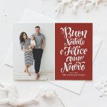 Red Buon Natale Kalligrafie Kerstfoto Feestdagenkaart<br><div class="desc">Buon Natale e Felice Anno Nuovo! Stuur uw vakantiewensen naar vrienden en familie met dit aanpasbare kerst briefkaart. Deze Italiaanse kerstkaart is voorzien van moderne kalligrafie. Personaliseer door uw gegevens toe te voegen. Deze foto Christmas briefkaart is verkrijgbaar in andere kleuren en cardstock. Overeenkomende objecten zijn beschikbaar.</div>