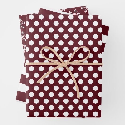 Red Burgundy White Polka Dots Stripes Snowflakes Inpakpapier Vel (In situ)