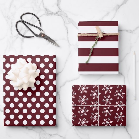 Red Burgundy White Polka Dots Stripes Snowflakes Inpakpapier Vel (Voorkant)