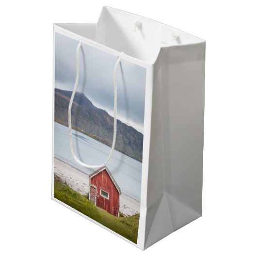 Red Cabin Ramberg Lofoten Medium Cadeauzakje (Achterkant Gekanteld)