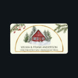 Red Cabin Snow met Evergreens Etiket<br><div class="desc">Voeg een  winterscène toe aan je vakantie-mails met dit adreslabel dat een  kleine hut in de sneeuw bevat,  in een bos van evergreens nestled. Ideaal voor Kerstmis en andere wintervakantie-mails!</div>