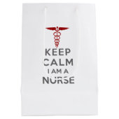 Red Caduceus Keep Calm Ik ben verpleegster Medium Cadeauzakje (Achterkant)