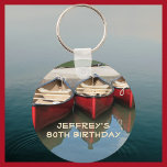Red Canoes 80th Birthday Persoonlijke Sleutelhange Sleutelhanger<br><div class="desc">Deze gepersonaliseerde sleutelhanger is gemaakt met mijn originele foto van drie rode kano's en hun reflectie in een meer. Deze unieke sleutelketen is een geweldig verjaardagsgeschenk of partijvoordeel of bedankt je cadeau voor een teamcoach. De standaardtekst zegt "80th Birthday", maar het kan gemakkelijk worden gewijzigd. Originele foto van Marcia Socolik....</div>