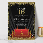 Red Carpet Hollywood Glitter Sweet 16 Birthday Kaart<br><div class="desc">Onze trendy Hollywood met de naam zoete 16 uitnodigingen zijn de perfecte keuze voor je glam feest. Het ontwerp is voorzien van een rood tapijt, schijnwerpers en een faux gouden glittergrens om te vieren dat het zestien zoete kerels wordt. Uw tiener zal zich voelen als de ster van het show...</div>