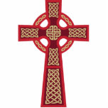 Red Celtic Cross Foto Sculpture Staand Fotobeeldje<br><div class="desc">Red Celtic Cross iPod Touch Case.  Celtic Crosses waren meestal gemaakt van steen en bleven een inspirerend symbool rond Ierland,  Wales en Groot-Brittannië.  Uiteindelijk verspreidde het Keltische Kruis zich over de Britse eilanden.  Dit ontwerp is beschikbaar in verschillende kleuren,  dus controleer mijn andere Keltische Kruisproducten!</div>