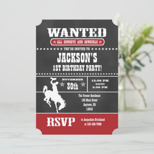Red Chalkboard Cowboy Birthday Uitnodiging (Staand voorkant)