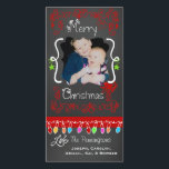 Red Chalkboard Merry kerstfeestay-fotokaart Feestdagenkaart<br><div class="desc">Vrolijk kerstfeestelijke fotokaarten met een krijtborduiterlijk,  veel rode zirls en tekst die Merry Kerstmis leest,  een reeks kleurrijke boomlichten in verschillende kleuren,  rode en groene hangende ornamenten,  en gebieden die je kunt aanpassen aan deze prachtige en heldere vakantiefotofoonkaarten met je foto en namen!</div>
