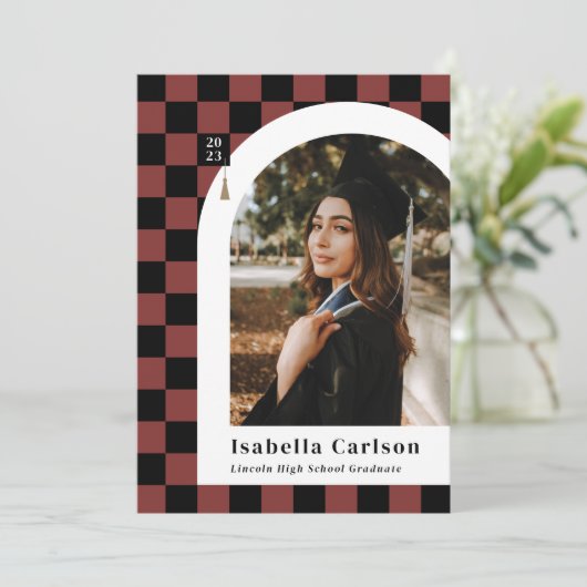 Red Checkered Arch Unieke Photo Afstuderen Aankondiging (Staand voorkant)