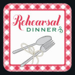 Red Checkered Wedding Rehearsal Dinner Vierkante Sticker<br><div class="desc">De stickers van de wedstrijdrepetitie voor het diner van de envelop sluiten zich bij het Italiaanse restaurant aan met het ontwerp van de uitnodiging. Met een rood en wit gevlekt tableclotpatroon,  vork en lepel met spaghetti-noedels en een klassiek kleurenschema met rode,  groene en witte kleuren.</div>