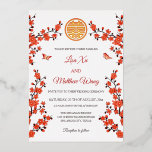 Red Cherry Blossom | Chinees huwelijk Folie Uitnodiging<br><div class="desc">Deze elegante Chinese trouwuitnodiging heeft een echt gouden folie dubbel gelukssymbool en rode kersenbloesemtakken en twee vlinders op een witte achtergrond.</div>