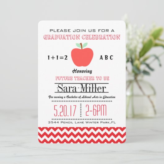 Red Chevron/Apple Teacher Afstuderen Invitation Kaart (Staand voorkant)