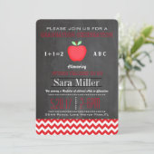 Red Chevron / Apple Teacher Afstuderen Invitation Kaart (Staand voorkant)