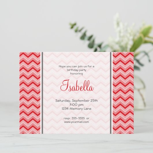 Red Chevron Birthday Uitnodiging (Staand voorkant)