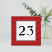 Red Chevron Stripes Party Table Number Kaart (Staand voorkant)