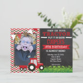 Red Chevron Tractor Birthday Party Invitation Kaart (Staand voorkant)