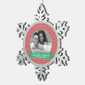 Red Chevrons Patroon Aangepaste foto Tin Sneeuwvlok Ornament (Rechts)