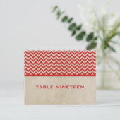 Red Chic Chevron Table Number Briefkaart (Staand voorkant)