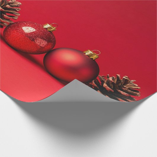 Red Christmas Balls and Pinecones Cadeaupapier (Hoek)