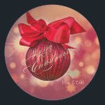 Red Christmas Balls Bokeh Company Ronde Sticker<br><div class="desc">Elegante glitter faux gouden hart en kerstballen op rode achtergrond.</div>