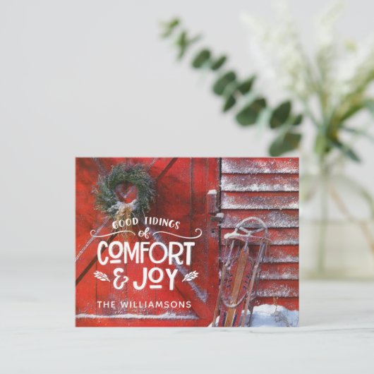 Red Christmas Barn Country Script Comfort en Joy Feestdagenkaart (Staand voorkant)