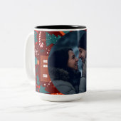 Red Christmas Mug with Custom Photo Festive Tweekleurige Koffiemok (Voorkant links)