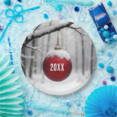 Red Christmas Ornament On Snowy Branch Papieren Bordje (Feest)