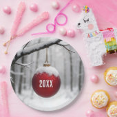 Red Christmas Ornament On Snowy Branch Papieren Bordje (Feest)