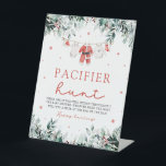 Red Christmas Santa Baby Pacifier Hunt Baby shower Reclamebord Met Voetstuk<br><div class="desc">Het Red Christmas Santa Baby Pacifier Hunt Baby shower Game Sign voegt een vleugje vakantieplezier en opwinding toe aan uw baby shower. Met een witte achtergrond met feestelijke rode sneeuwvlokken, vrolijke rode bessen, winter eucalyptus groen en Santa-thema babykleding, nodigt dit bord gasten uit om deel te nemen aan de "Pacifier...</div>