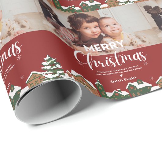 Red Christmas Village Familiefoto Custom Holiday Cadeaupapier (Rol Hoek)