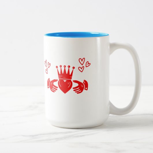 Red Claddagh Ring Coffee Mug Tweekleurige Koffiemok (Rechts)