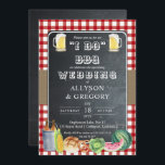 Red country checks i Do BBQ aanstaande Wedding Par Kaart<br><div class="desc">In dit karton en script staat een bijtende charme: "I Do BBQ" in afwachting van het ontwerp van de bruiloft-partij, met een rode en witte streep en een dubbele voorband achter een krijtbord met de details in wit en bier en met het uitkoekje verbonden levensmiddelen rond het ontwerp. De achterzijde...</div>