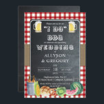 Red country checks i Do BBQ aanstaande Wedding Par Kaart<br><div class="desc">In dit karton en script staat een bijtende charme: "I Do BBQ" in afwachting van het ontwerp van de bruiloft-partij, met een rode en witte streep en een dubbele voorband achter een krijtbord met de details in wit en bier en met het uitkoekje verbonden levensmiddelen rond het ontwerp. De achterzijde...</div>
