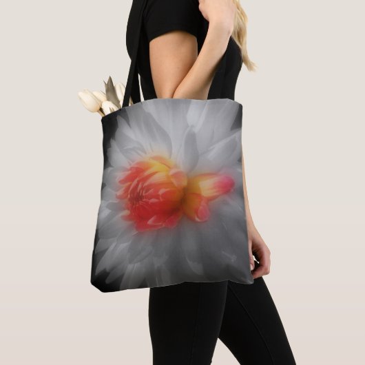 Red Dahlia Flower Partial Color Tote Bag (Dichtbij)