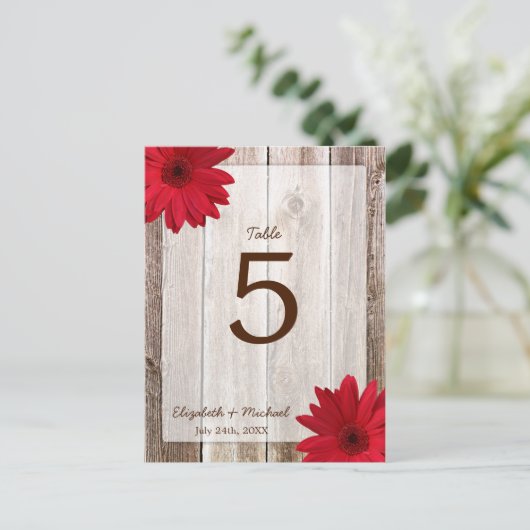 Red Daisy Rustic Barn Wood Trouwtafel Nummer Briefkaart (Staand voorkant)