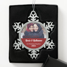 Red Damask Mrs. & Mrs Lesbian 1st Tin Sneeuwvlok Ornament