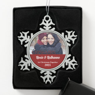 Red Damask Mrs. & Mrs Lesbian 1st Tin Sneeuwvlok Ornament