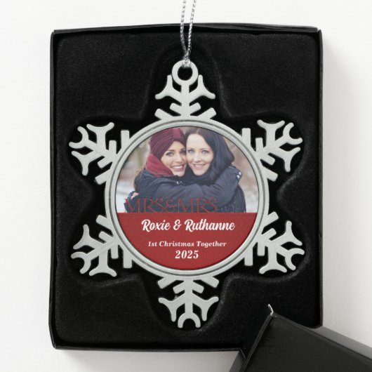 Red Damask Mrs. & Mrs Lesbian 1st Tin Sneeuwvlok Ornament (Kistje)
