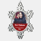 Red Damask Mrs. & Mrs Lesbian 1st Tin Sneeuwvlok Ornament (Rechts)