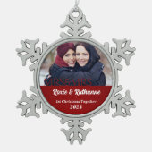 Red Damask Mrs. & Mrs Lesbian 1st Tin Sneeuwvlok Ornament (Voorkant)