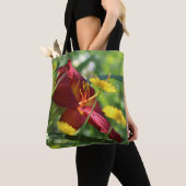 Red Daylily Yellow Anthemis Tote Bag (Dichtbij)
