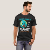 Red de aarde de enige planeet met chocolade Funny T-shirt (Voorkant volledig)