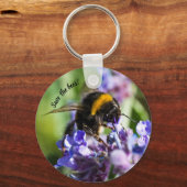 "Red de bijen" Bee op een paarse bloem Sleutelhanger (Achterkant)