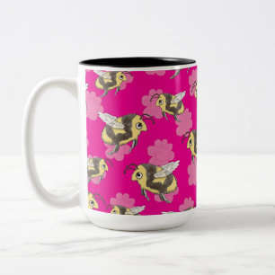 Red de bijen op roze bloemige achtergrond tweekleurige koffiemok