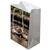 Red de otters medium cadeauzakje (Achterkant Gekanteld)