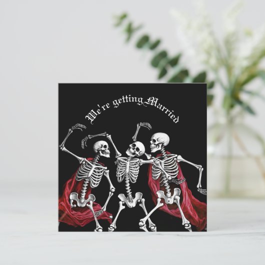 Red Death Dancing Skeletten Gotische bruiloft Feestdagenkaart (Staand voorkant)