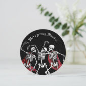 Red Death Dancing Skeletten Gotische bruiloft Feestdagenkaart (Staand voorkant)